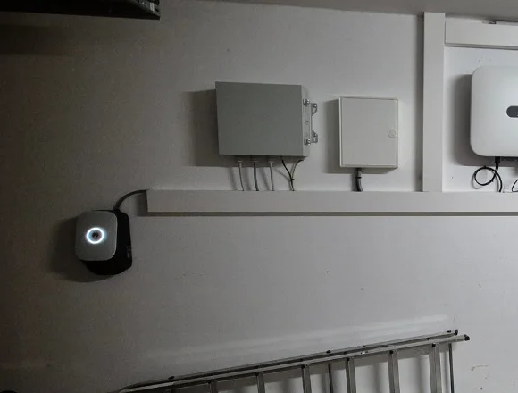 Wallbox an der Wand eines Technikraums in Paderborn, daneben Anschlusskästen